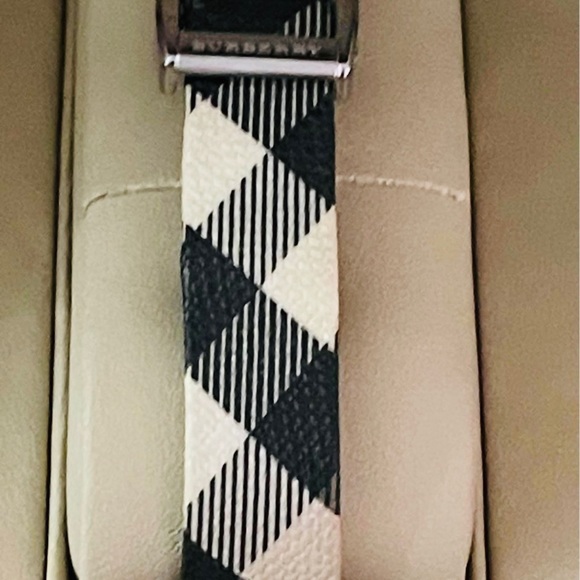 100% Authentic Burberry Watch for women - Picture 6 of 7